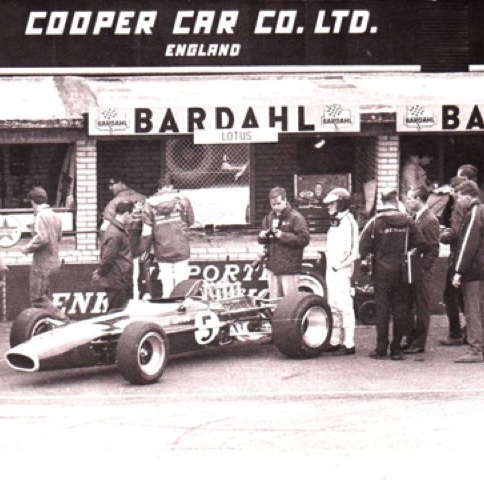 Dans les stands de Silverstone devant la 49 Dans les stands de Silverstone devant la 49
